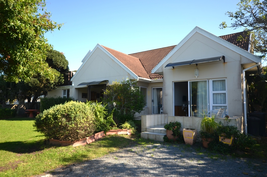 To Let 5 Bedroom Property for Rent in Kidds Beach Eastern Cape